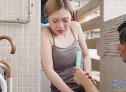 Cha chồng lực lưỡng bí mật quan hệ với nàng dâu để giúp cô mang thai