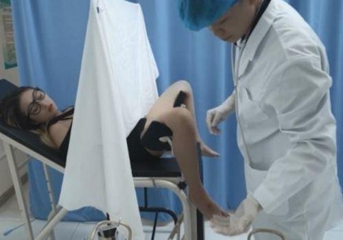 Bác sĩ bệnh hoạn lợi dụng khám phụ khoa đụ nát lồn gái 20 tuổi